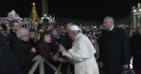 Papa da manotazos a mujer que toma su mano para saludarlo