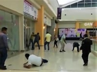 VIDEO: Fuerte riña es captada en centro comercial de Torreón