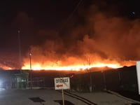 Se registra un fuerte incendio en el relleno sanitario de Gómez Palacio