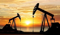 Precios del petróleo inician la semana con fuertes pérdidas