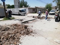 Colapso del colector Flores Magón provoca hundimiento de dos camiones en Lerdo