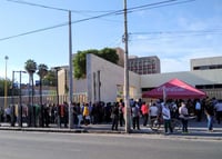 Usuarios de la Clínica 16 del IMSS en Torreón se aglomeran al exterior