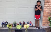 Niño rinde emotivo homenaje a Chadwick Boseman en compañía de 'Avengers'