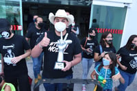 Familiares y fans reciben en Torreón a Fernando Sujo, ganador de La Voz Azteca