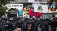 Choque entre policías y estudiantes normalistas deja varios heridos en Michoacán