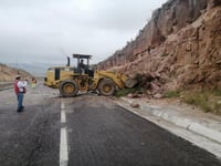 Registran desprendimiento rocoso en carretera Durango-Parral
