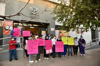 Se manifiestan en ISSSTE de Torreón para exigir salida de jefa de Recursos Humanos