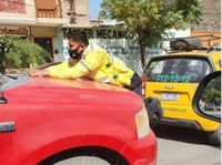 Conductor de Torreón arrolla a oficial de tránsito; fotografía se hace viral