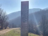 Tras misteriosa desaparición de monolito en Utah, aparece uno en Rumania