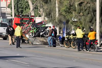 Van agentes de Torreón contra motos irregulares