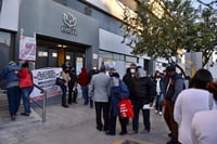 Protestan en ISSSTE de Torreón para exigir auditoría de recursos para atender COVID