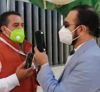 Entre gritos y acusaciones impiden entrada a director del ISSSTE de Torreón
