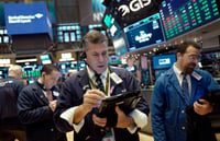 Cierra Wall Street con subidas mientras se diluye el fenómeno de GameStop