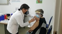 Valió la pena esperar 15 horas: Clara, primera persona vacunada en Lerdo