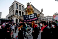 Miles de mujeres se manifiestan por la igualdad en Italia