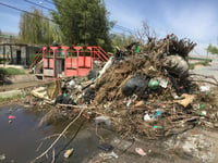 Llega el agua a Torreón cargada de basura en el río Nazas