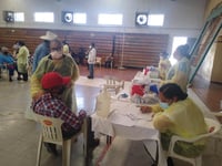 Acuden personas de Torreón y Matamoros a vacunarse contra COVID a Madero