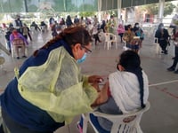 Vacunan en Madero contra el COVID a personas que se quedaron sin dosis