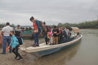 Cruzan migrantes entre México y Guatemala lejos de operativos