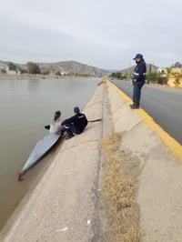Sorprenden a hombre en kayak en canal Sacramento de Gómez Palacio