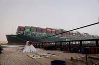 Buque atascado en el Canal de Suez afecta navegación mundial