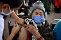 Con desorden, arranca en Torreón vacunación a adultos mayores