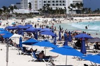 Van turistas pese a cierre de playas en Yucatán
