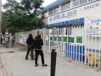 Acuden a Centro de Salud en espera de poder vacunarse en Gómez Palacio