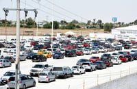 Brinda Protección Civil de Torreón apoyo a conductores en fila de Coliseo
