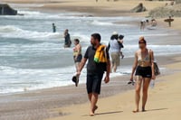 Turistas hacen hasta fila para acceder a playas de Oaxaca