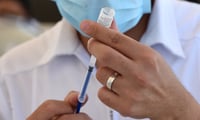 Destituyen a médico en Sinaloa que vacunó a su familia