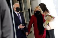 Biden y su esposa invitan a inmunizarse contra COVID