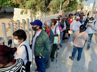 Con largas filas, inicia vacunación en UAdeC de Torreón