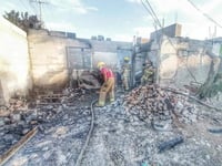 Sofocan bomberos vivienda en llamas en Gómez Palacio