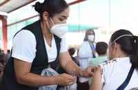 Buscan vacunación ágil para maestros en Coahuila