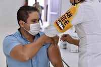 Arranca vacunación a docentes en Coahuila