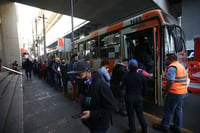 Usuarios 'hacen el doble de tiempo' tras colapso de la Línea 12 del Metro de la CDMX
