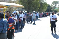 Se registra larga fila de personas en FCPyS de Torreón para vacuna antiCOVID