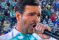Llueven críticas a Pablo Montero por equivocarse al cantar el Himno Nacional
