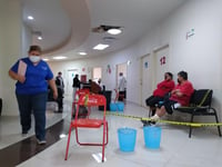 Lluvia causa goteras y desprende plafones del Hospital General de Torreón