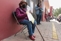 Los adultos mayores en Coahuila que recibían su pensión a través de tarjetas bancarias lo obtendrán de manera presencial