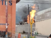 Corralón se incendia en Saltillo; llamas superan los 30 metros de altura