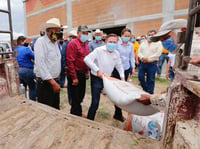 El gobernador de Durango entrega apoyos del programa de suplemento alimenticio y del Seguro Agrícola