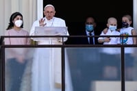 El papa Francisco hace su primera aparición desde su cirugía