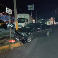 Conductor ebrio impacta un vehículo, derriba poste de madera y un señalamiento vial  en la zona Centro de Torreón