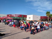Bajo el sol, mayores de 40 años en Torreón esperan vacuna antiCOVID en Hospital General