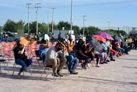 Mayores de 40 años esperan vacunación antiCOVID bajo el sol en el Hospital General de Torreón