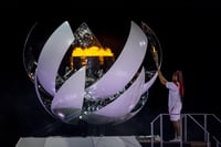 La tenista japonesa Naomi Osaka enciende el pebetero de los Juegos Olímpicos de Tokio 2020