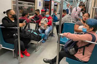Los usuarios superan los trenes activos en el Metro de la Ciudad de México