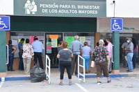 Adultos Mayores reclaman pensiones en oficinas para el Bienestar en Monclova
